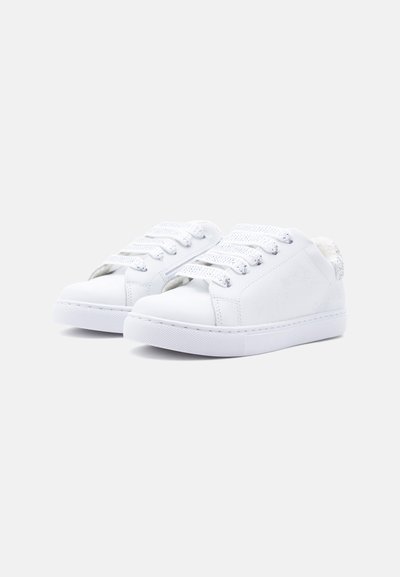 Ζευγάρι λευκά casual αθλητικά παπούτσια χαμηλού τύπου με λευκά κορδόνια με σχέδια και υφασμένες σόλες από λάστιχο σε λευκό φόντο.