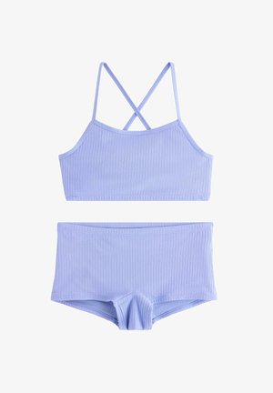 Lyse lilla ribbet to-delt badedragt med cropped top med krydsede tynde stropper og matchende boyshort-style underdel.