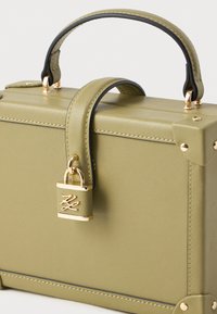 Borsa a tracolla rettangolare in pelle verde oliva con manico bordato di nero, dettagli con rivetti dorati e lucchetto dorato con iniziali incise.