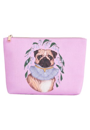 Funda de tela rosa con una ilustración de un pug con un collar rizado azul, rodeado de hojas verdes y flores campanilla. Detalle de cremallera dorada.