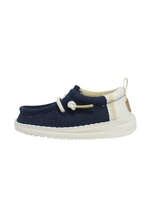 Scarpa da ginnastica in tela blu navy con suola in gomma bianca, caratterizzata da un tessuto testurizzato, punta rotonda e laccetti decorativi con un accento neutro nel tallone.