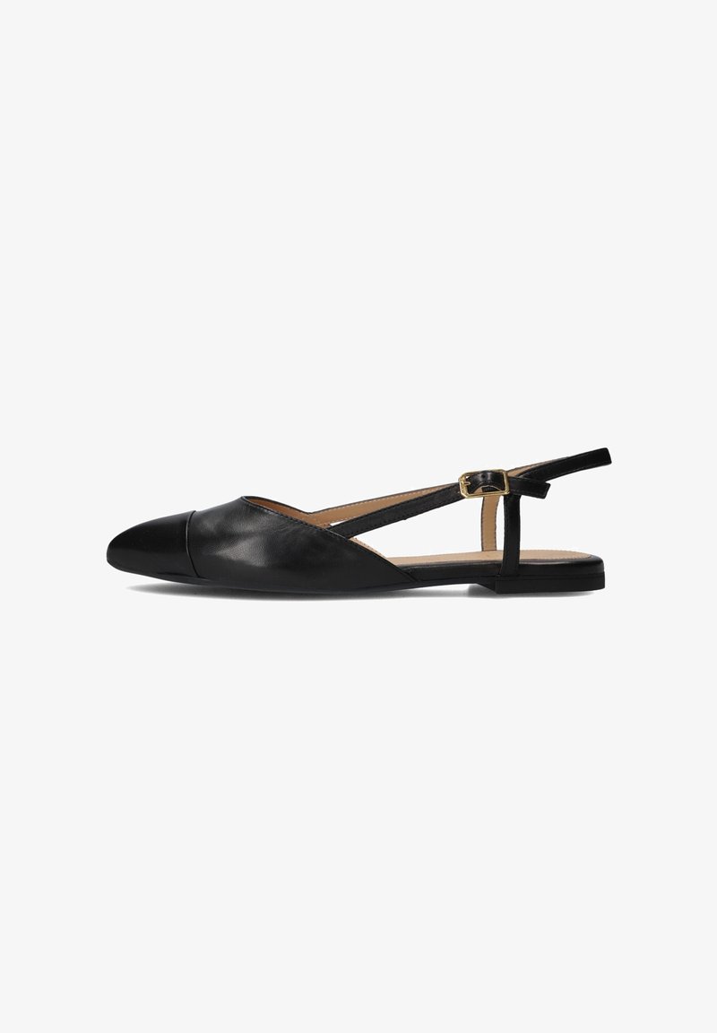 Zwarte leren slingback schoen met een puntige neus, kruisriemontwerp en een kleine gouden gespaccent op de hak. Platte zool.