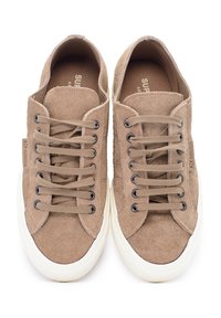 Sneaker in suede marrone con lacci piatti, punta rotonda, suola in gomma bianca e etichetta di branding sul lato. Presenta dettagli cuciti sulla parte superiore.