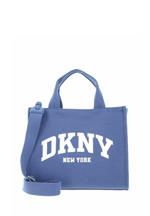 Sac cabas bleu DKNY New York avec poignées courtes et bandoulière amovible en tissu texturé.