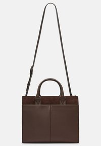 Brązowa skórzana i zamszowa torba z podwójnymi uchwytami u górze oraz odpinanym paskiem na ramię. Cechuje się usztywnionym kształtem oraz dwoma przednimi kieszeniami.