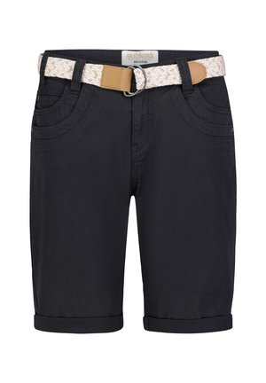 Schwarze Shorts bis zum Knie mit umgeschlagenen Säumen und einem gewebten beigen Gürtel mit Doppelring-Schnalle und braunen Lederakzenten.