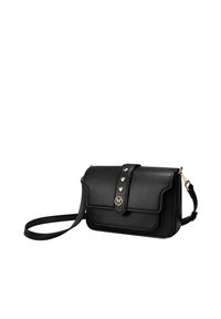 Sac bandoulière en cuir noir avec rabat avant, trois petits clous en forme de cœur sur la sangle et un emblème rond doré avec logo.