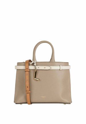 Sac à main en cuir beige avec poignées arrondies, détail ceinture blanche, bandoulière réglable marron clair et breloque dorée en forme de "L" à l'avant.