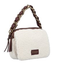 Petit sac à main rectangulaire en laine de mouton crème avec une anse en cuir tressé marron et métal et une fermeture éclair, arborant un patch logo marron.