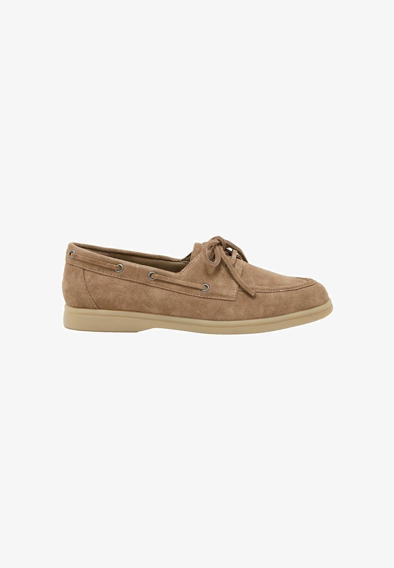 Mocassin pour homme en suède marron clair avec détails en lacets et semelle en caoutchouc beige, présenté en profil latéral sur fond blanc.