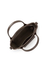 Borsa marrone con manici in pelle, chiusura con zip e un interno con tasche e rivestimento texturizzato. Design compatto con una finitura pulita.
