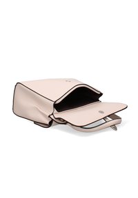 Sac en cuir rose clair au design structuré, doté d'un rabat supérieur et d'un contraste avec des bordures foncées. L'intérieur est visible sans compartiments supplémentaires.