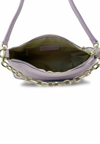 Fialová kožená kabelka se zlatými řetízkovými akcenty, zipovým uzávěrem a prostorným interiérem s jemnou látkovou podšívkou.