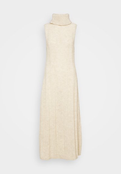 Vestido sem mangas em tom bege claro, com gola alta, feito de tecido texturizado, apresentando padrões de nervuras verticais e uma silhueta fluida.