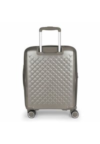 Maleta de material rígido en gris metálico con un patrón de diamante texturizado, mango retráctil y cuatro ruedas giratorias de 360 grados.