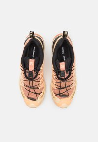 Salomon XA PRO 3D V9 - Løpesko for mark - cork/peach fuzz/sponge