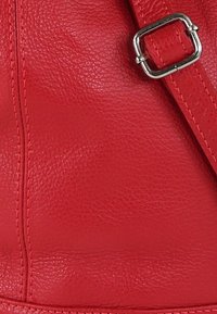 Rode leren handtas met een gestructureerd oppervlak, voorzien van een zilverkleurige gesp en contrasterende stiksels. Ontworpen met een verstelbare riem.