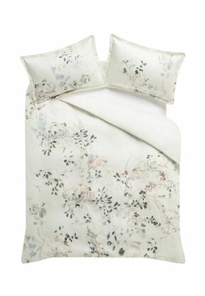 Weißer Bettbezug und Kissenbezüge mit sanften pastellfarbenen botanischen und blattförmigen Mustern in Grau-, Rosa- und Blautönen.