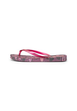 Flache Flip-Flops mit pink-lila Camouflage-Muster auf der Sohle und durchsichtigen pinkfarbenen Riemen mit kleinem goldenen Logo auf einer Seite.