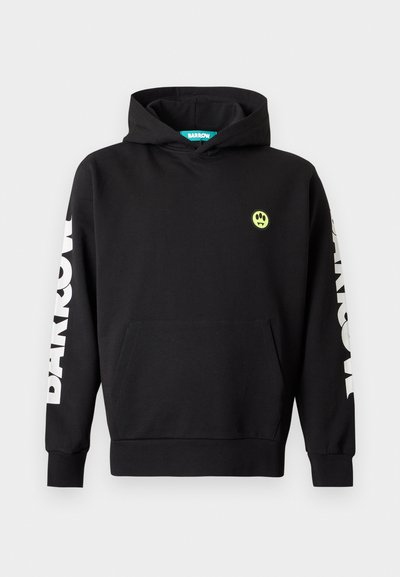 Svart hettegenser med frontlomme, hvit «BARROW»-tekst på begge ermene, og en liten gul smilefjeslogo på venstre bryst.