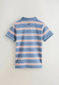 Polo bleu à manches courtes avec des rayures horizontales blanches et orange et un petit patch brodé noir et blanc sur le haut du dos.