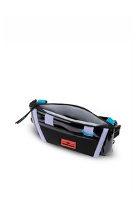 Svart glansig pennfodral med blå och lavendelfärgade remmar, orange etikett, dragkedjestängning och en mjuk grå inredning. Rektangulär design för enkel förvaring.