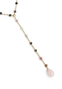 Una collana in oro presenta perline di gemme multicolori e un pendente in quarzo rosa a forma di goccia all'estremità.