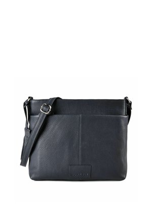 Schwarze Leder-Umhängetasche mit verstellbarem Riemen und silberner Schnalle, mit glatter und genarbter Textur sowie einem vorderen Logoaufnäher.