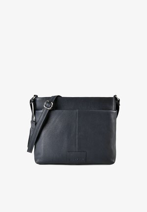 Zwarte leren schoudertas met verstelbare riem en zilveren gesp, voorzien van een gladde en korrelige textuur en een voorste logovlek.