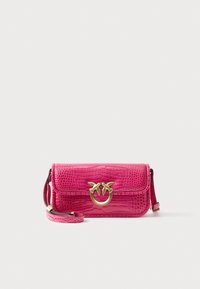 Bolsa transversal em pele sintética de crocodilo rosa com ferragens douradas, apresentando um fecho de aba e uma alça ajustável para uso versátil.