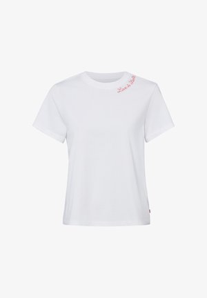 Witte T-shirt met korte mouwen en de tekst "Love is Love" in rode cursieve letters nabij de linker schouderkraag.