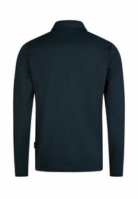 Dunkelblaues Langarm-Polohemd mit klassischem Kragen, einfarbigem Stoff und einem kleinen seitlichen Logoetikett. Keine sichtbaren Muster oder Details.