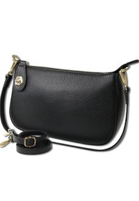 Zwarte leren clutches met een gestructureerde afwerking, gouden hardware, ritsluiting en een afneembare schouderriem. Voorzien van een zijlus voor eenvoudig vervoeren.