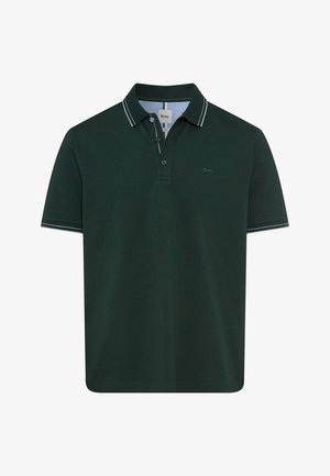 Dunkelgrünes Polohemd mit einer Knopfleiste mit zwei Knöpfen, kontrastierenden weißen Streifen am Kragen und an den Ärmelbündchen, aus weichem Baumwollstoff gefertigt.
