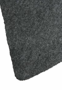 Grau gefilzete Matte mit einer strukturierten Oberfläche, abgerundeten Kanten und einer dichten Fasernwebung, die ein weiches und langlebiges Erscheinungsbild bietet.