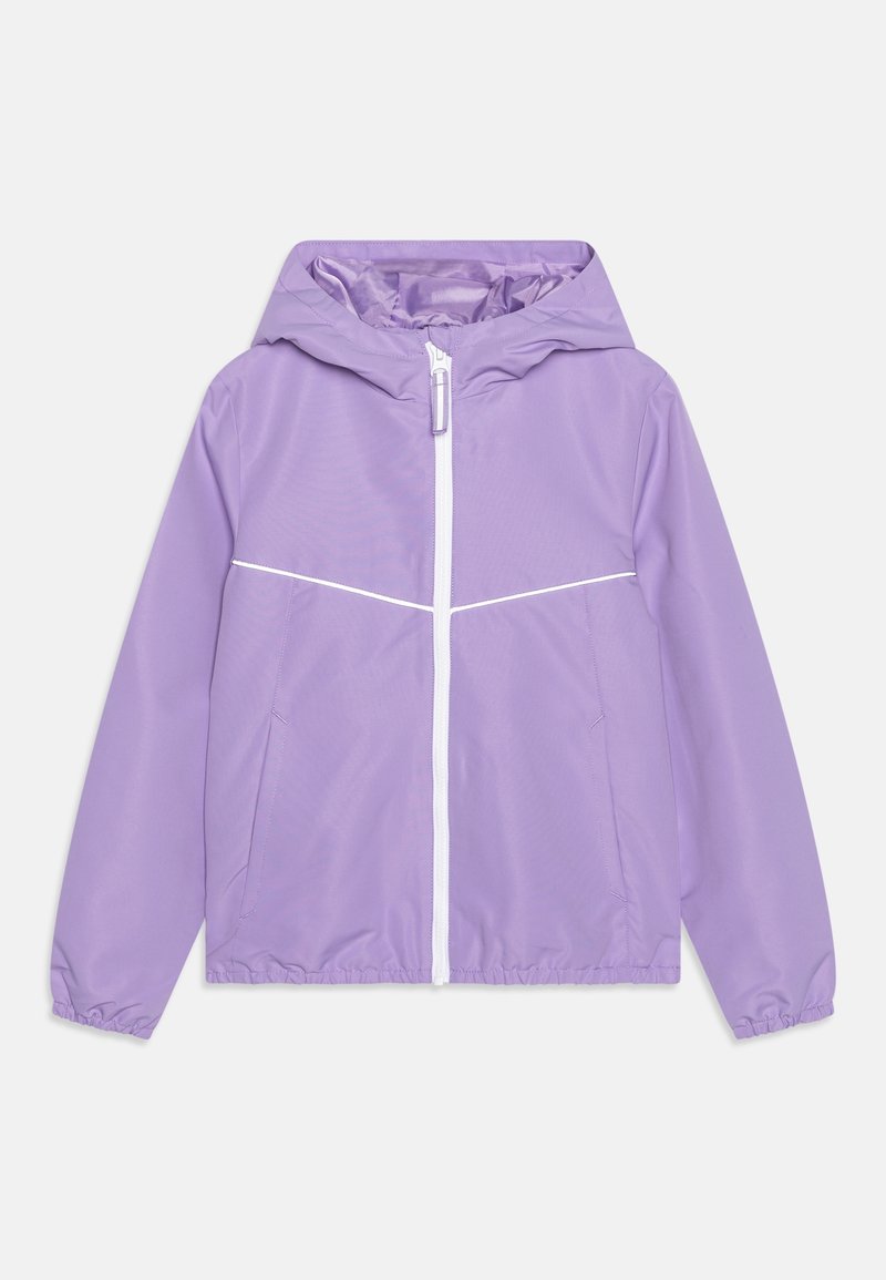 Veste coupe-vent violet clair avec capuche, fermeture éclair blanche et deux poches latérales. Dotée de poignets et d'un ourlet élastiques pour une coupe ajustée.