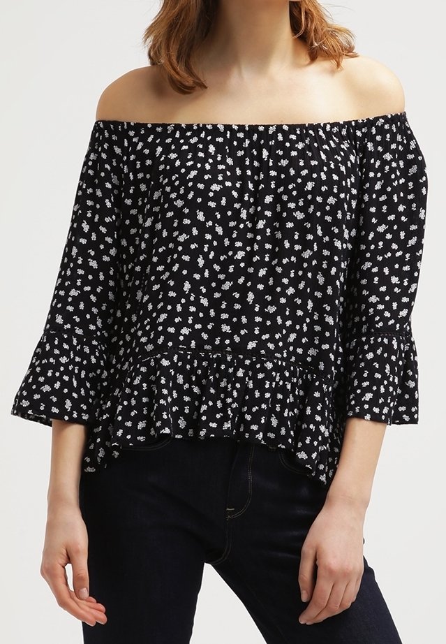 Schwarze schulterfreie Bluse mit weißem Blumendruck, Trompetenärmel und einem gerafften Saum. Leichter Stoff mit einer weichen Textur.
