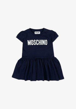 Vestito per bambina blu navy con maniche corte e gonna arricciata, con la scritta "MOSCHINO" in grandi lettere bianche sul petto.