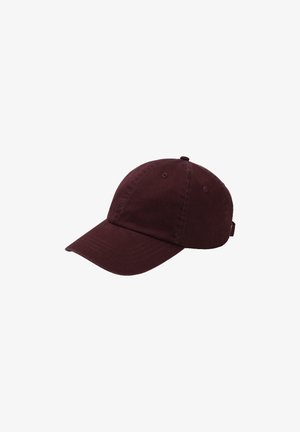 Casquette de baseball ajustable bordeaux foncé avec une visière incurvée et des œillets de ventilation cousus, présentée sur fond blanc.