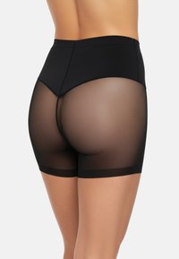 Pantaloni corti neri con vita alta e pannello posteriore in rete trasparente. Tessuto liscio con design aderente e cintura nera uniforme.