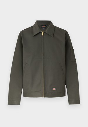 Σκούρο πράσινο μπουφάν με φερμουάρ, μυτερό γιακά, δύο μπροστινές τσέπες, μικρό ετικετάκι στο κάτω αριστερό μέρος και τσέπη στο αριστερό μανίκι.