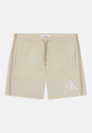 Beige Shorts aus leichtem Stoff mit elastischem Bund, Kordelzug, Seitentaschen und dezentem CK-Logo in Weiß.
