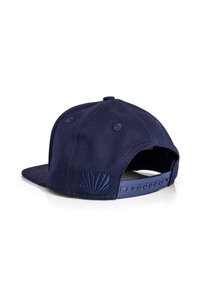 Kék baseball sapka, strukturált anyag, hímzett hátoldali logó, lapos karimával, állítható műanyag pánttal, sima felület, hat szellőzőnyílással.