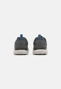 Scarpe sportive grigie con una parte superiore in rete testurizzata, accenti blu a contrasto, un manico di estrazione e una soletta imbottita.