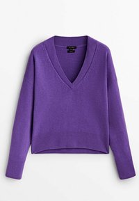 Pull en maille violet à manches longues, col en V profond, poignets et bord côte à fond blanc.