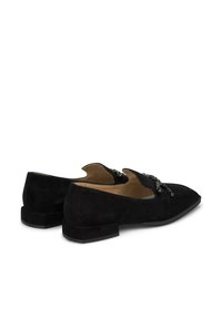 Schwarze Wildlederschuhe mit einem niedrigen Absatz, die dekorative Perlenakzente und ein einzigartiges Ausschnittdesign auf dem Obermaterial aufweisen.