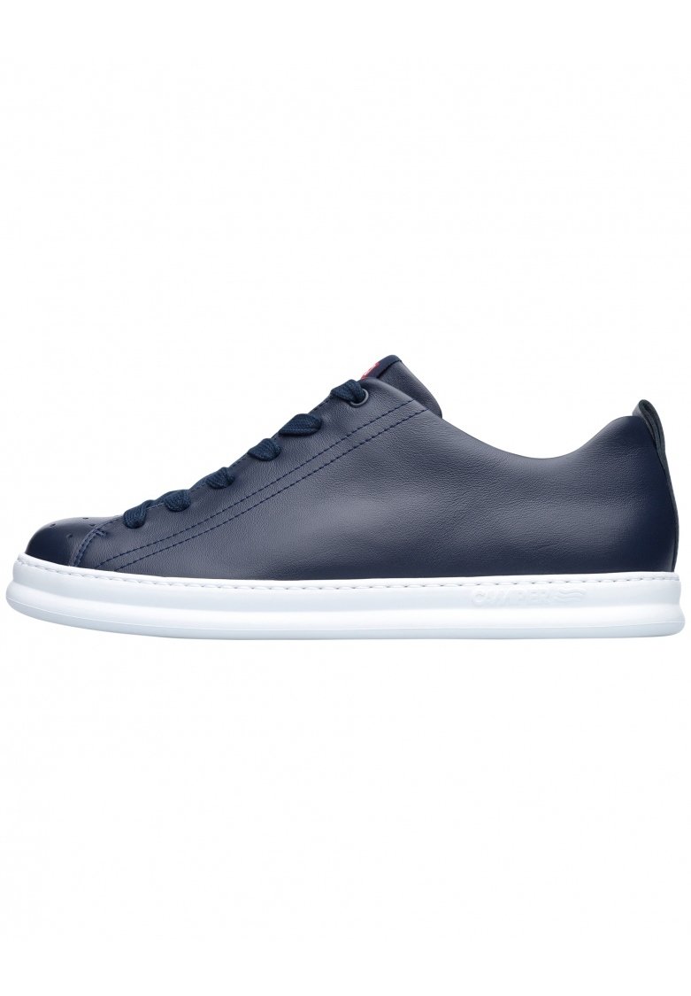 Adidași din piele bleumarin cu o finisare netedă, cu șireturi în față și talpă din cauciuc alb. Prezentând cusături minime și un accent de marcă pe toc.