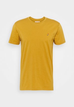 Musztardowo-żółta koszulka z krótkim rękawem i okrągłym dekoltem, z małym, kolorowym papugą wyszytym na lewej piersi.