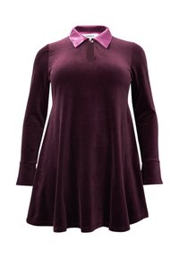 Langsleeve fluwelen jurk in diep paars met een flare rok en een contrasterende lichtpaarse kraag met een kleine uitsnede aan de voorkant.