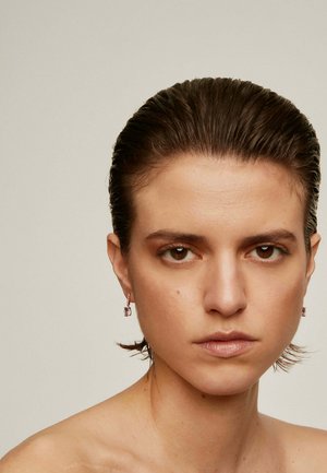 Pendientes de gema rosa con corte rectangular, que presentan un engaste de metal texturizado y un diseño de gancho simple.